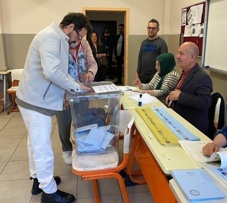 Ünlü İsimler Sandıkta! Candan Erçetin'den Cem Yılmaz'a Oy Kullanma Görüntüleri
