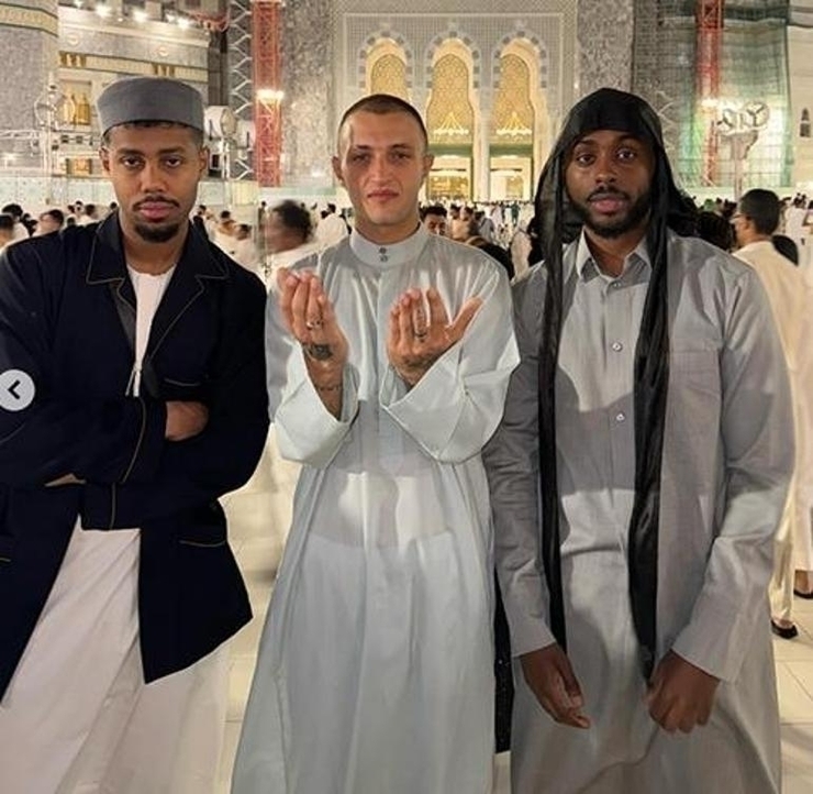 Anwar Hadid Umre Ziyaretini Paylaştı
