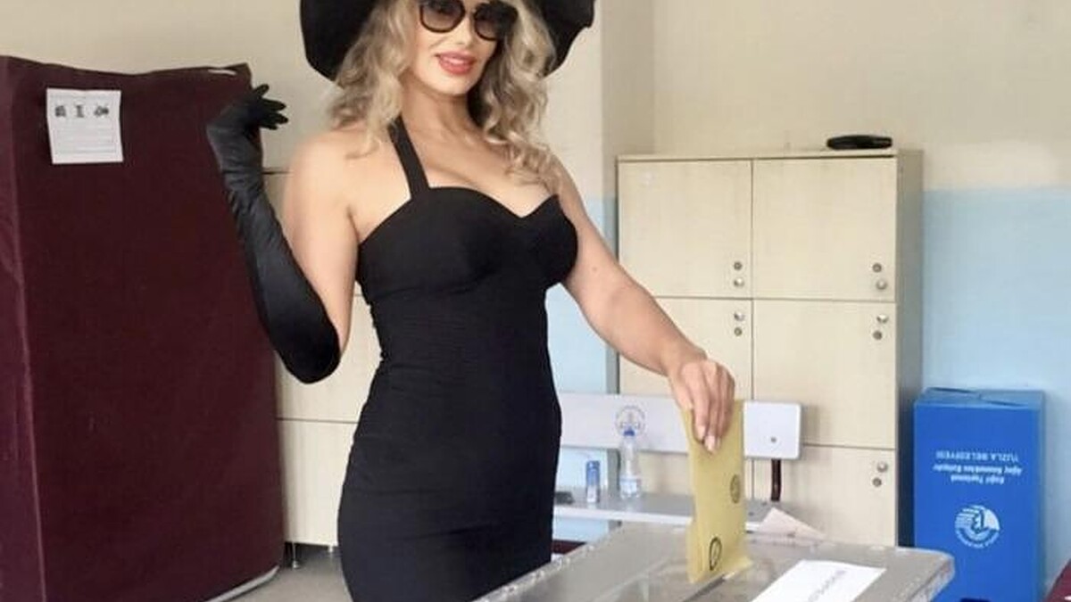 Hatice, 31 Mart Yerel Seçimlerde Pembe Kombiniyle Gündemde