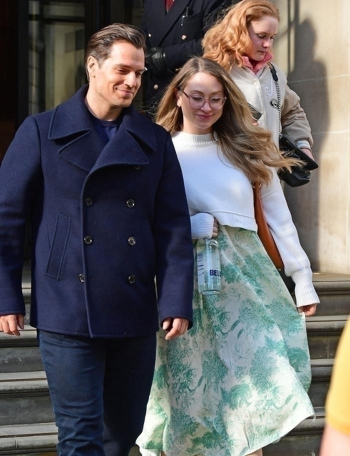 Henry Cavill Spotted Holding Hands With Girlfriend İn London