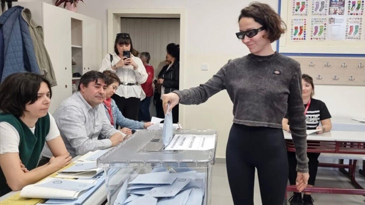 Zeynep Bastık, Oy Kullanmak İçin Okulda Bekledi