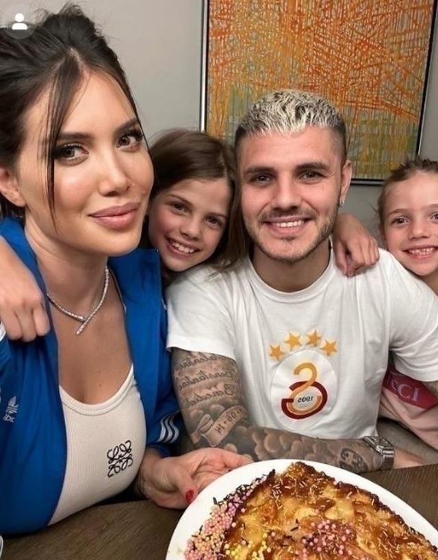Wanda Nara, Araba Üzerinde Cesur Poz Verdi!