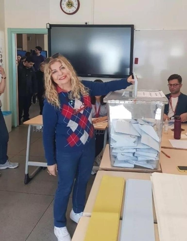 Ünlü İsimler Sandıkta! Candan Erçetin'den Cem Yılmaz'a Oy Kullanma Görüntüleri