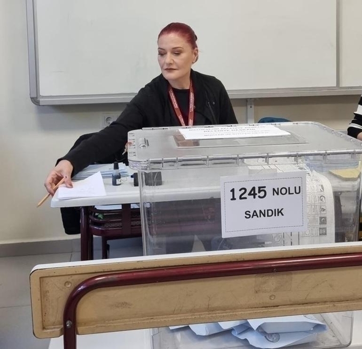 Ünlü İsimler Sandıkta! Candan Erçetin'den Cem Yılmaz'a Oy Kullanma Görüntüleri