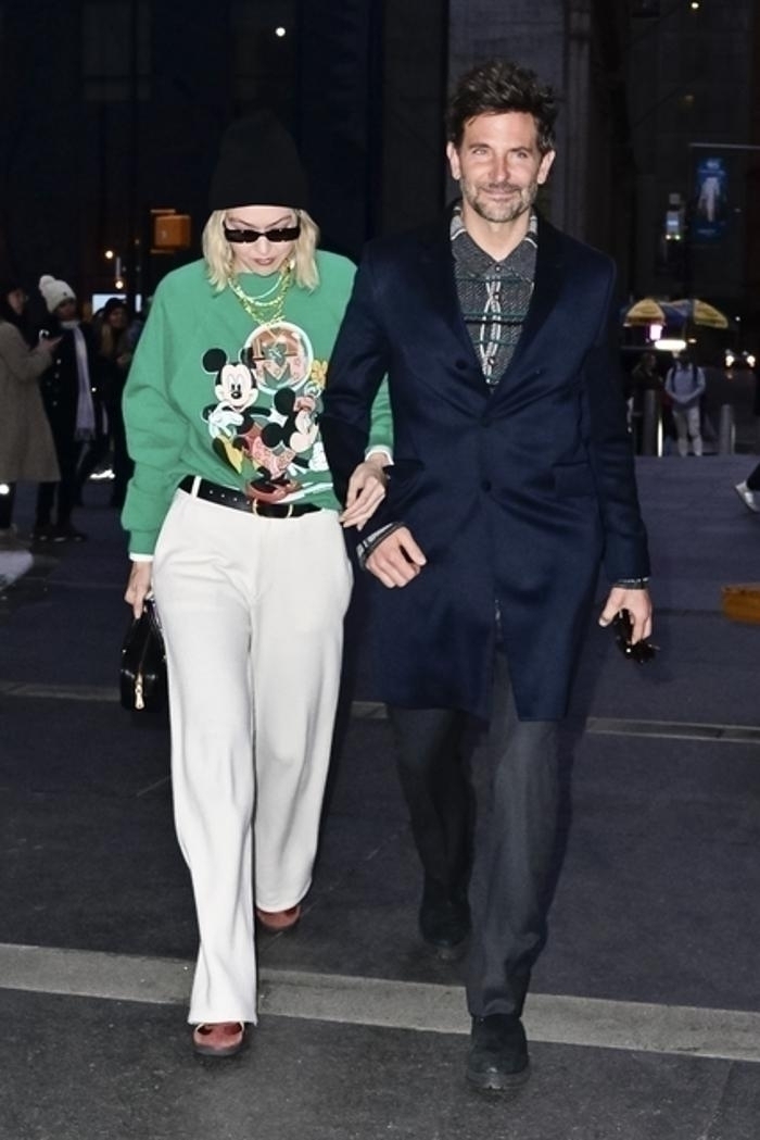 Bradley Cooper Ve Gigi Hadid'in Romantik Yürüyüşü
