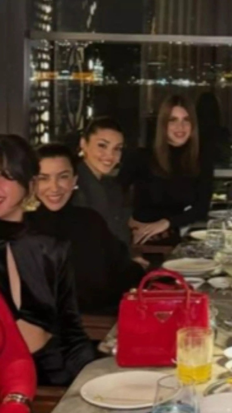 Hande Erçel Ve Arzu Sabancı Aynı Konserde Buluştu