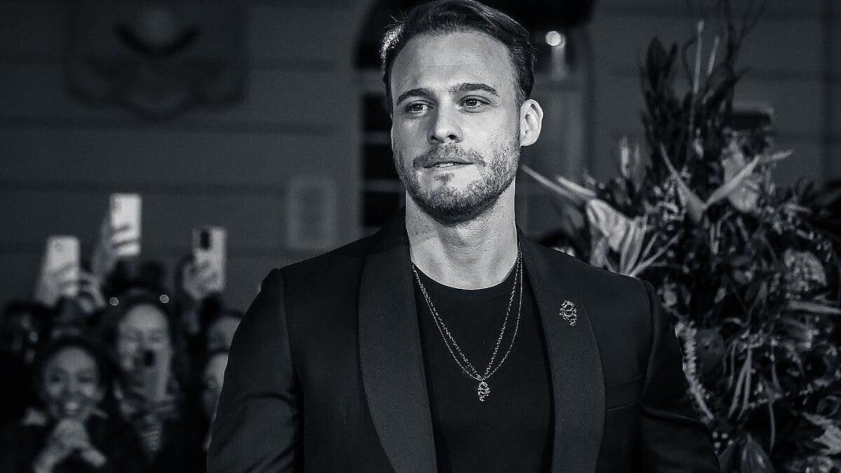 Kerem Bürsin'in Kaslarını Sergilediği Son Paylaşımı Olay Yarattı