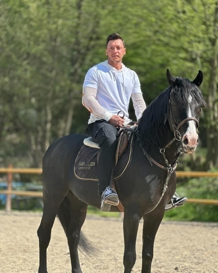 Mesut Özil'den At Üzerinde Türk Değilse Yüktür Notu