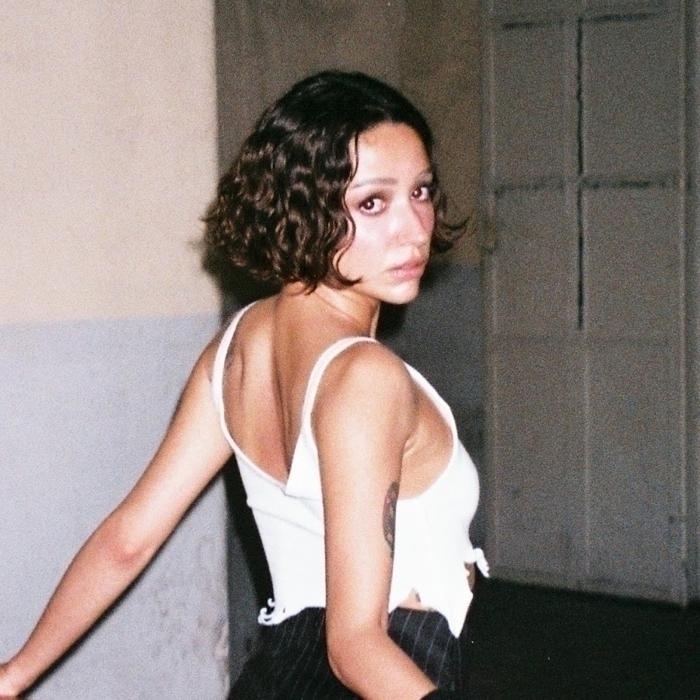 Zeynep Bastık 'Lan' Şarkısıyla Müzik Listelerinde Zirvede