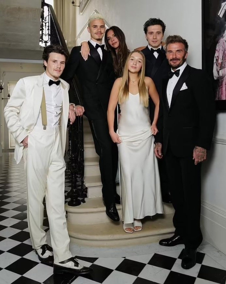 Harper Beckham, Victoria'nın Doğum Gününde Şıklığıyla Göz Kamaştırdı
