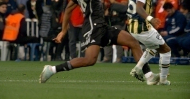 Beşiktaş'ta Al Musrati'ye Kırmızı Kart! Derbide 10 Kişi Kalındı