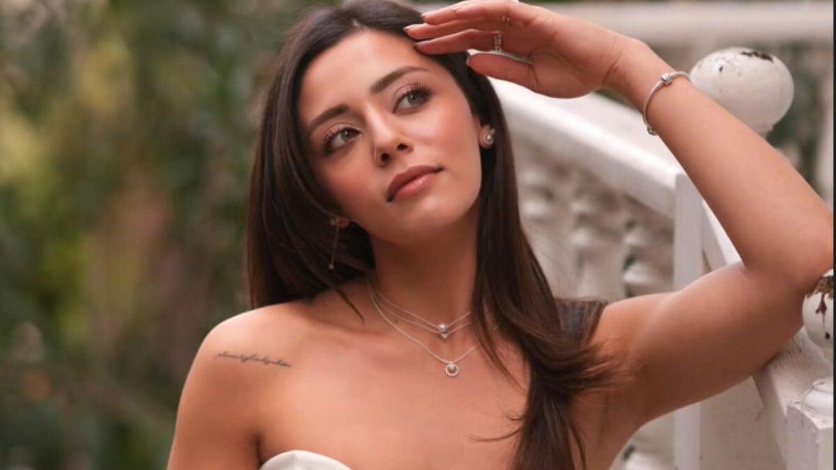 Sıla Türkoğlu, Instagram'da Dekolteli Elbiseyle Gündemde!