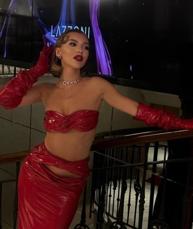 Melisa Döngel'in Kırmızılar İçindeki Tarzı Olay Yarattı
