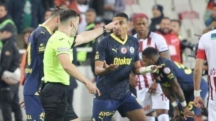 Fenerbahçe Penaltı Kararına Tepkili: Teknik Heyet Ve Oyuncular Adalet İstiyor