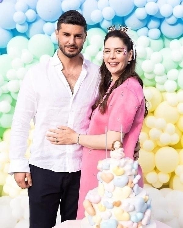 Yıldız Çağrı Atiksoy'un Mütevazı Elbise Tercihi Baby Shower'da Takdir Topladı