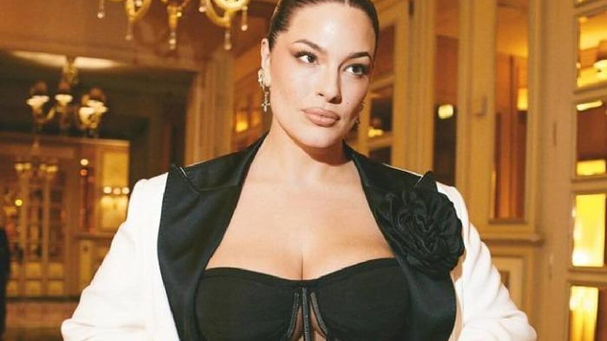 Ashley Graham Siyah Dantelli Elbisesiyle Sosyal Medyayı Salladı!