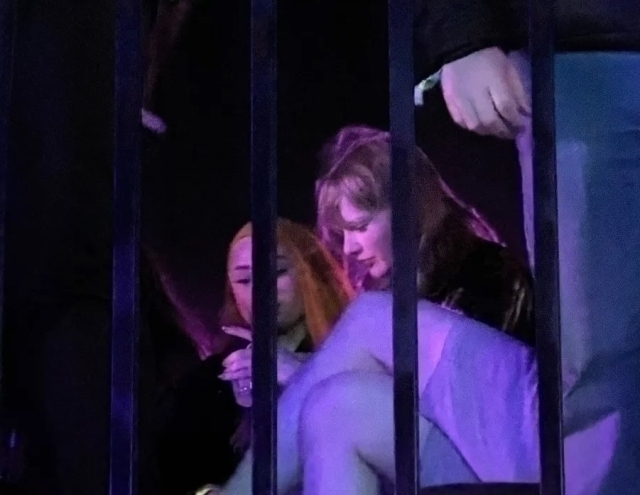 Paris Hilton Ve Taylor Swift Coachella'da Vip Alanında Karşılaştı