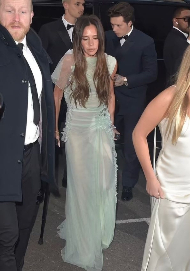 Harper Beckham, Victoria'nın Doğum Gününde Şıklığıyla Göz Kamaştırdı