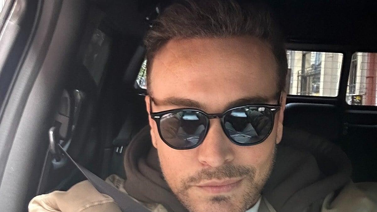 Şarkıcı Cenk Eren'den Üzücü Sağlık Haberi: Retina Yırtığı Ameliyat Edilecek