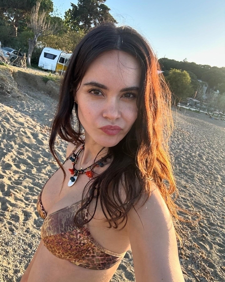 Zeynep Demirel Bikinili Paylaşımıyla Dikkatleri Üzerine Çekti