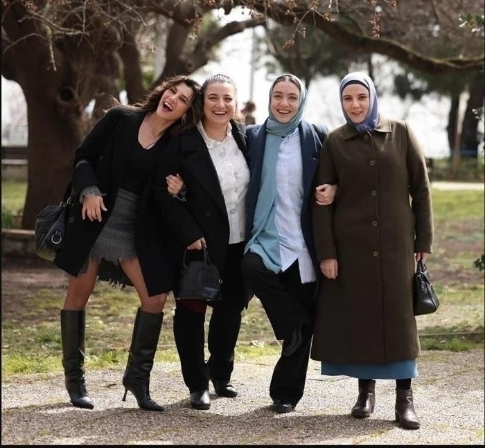 Gülçin Kültür Şahin, Ömer Dizisindeki Rol Arkadaşlarıyla Paylaştığı Fotoğrafı Takipçileriyle Paylaştı