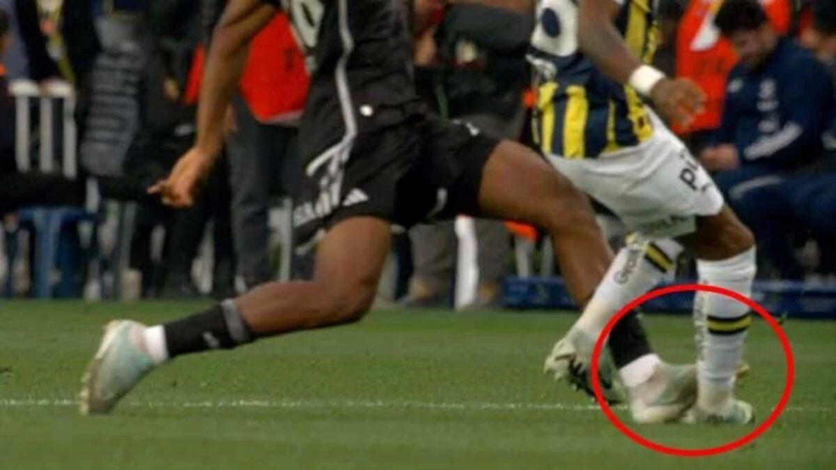 Beşiktaş'ta Al Musrati'ye Kırmızı Kart! Derbide 10 Kişi Kalındı