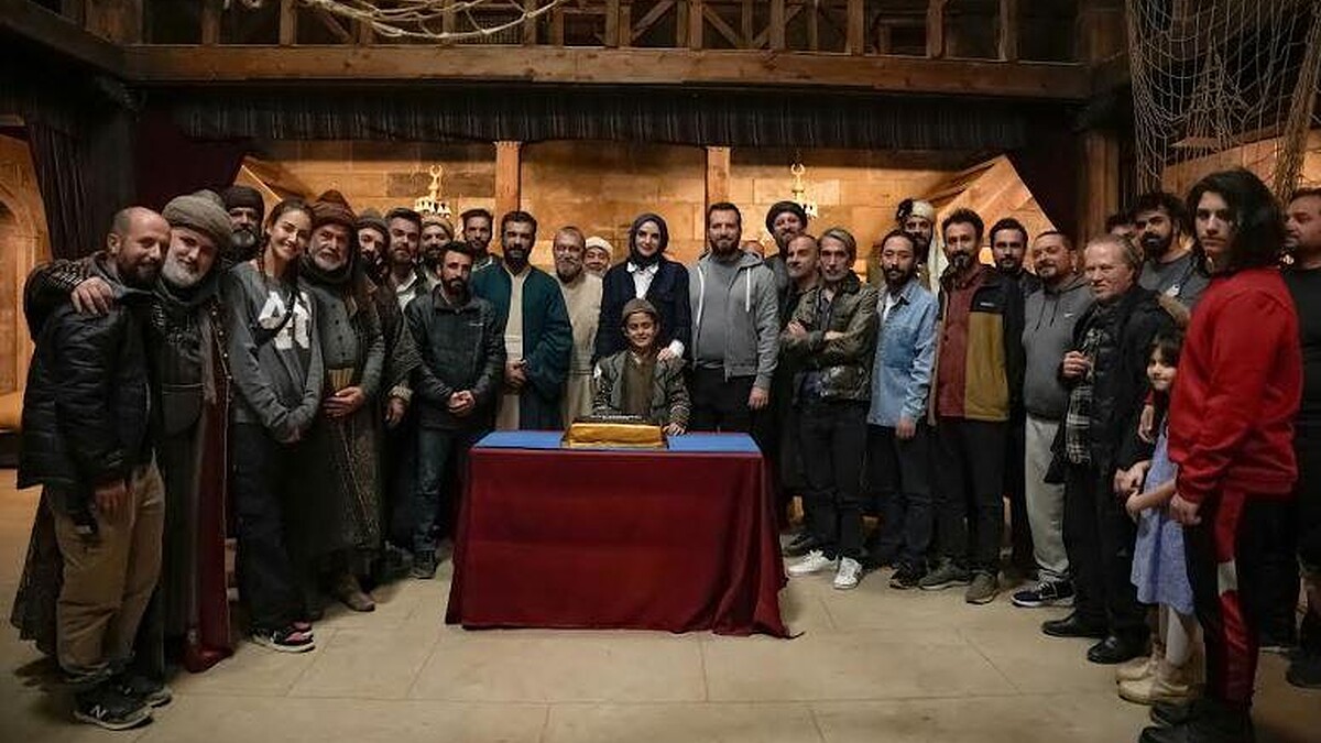 Aziz Mahmud Hüdayi Dizisinin Final Yemeğinde Buluşan Ekip Vedalaştı