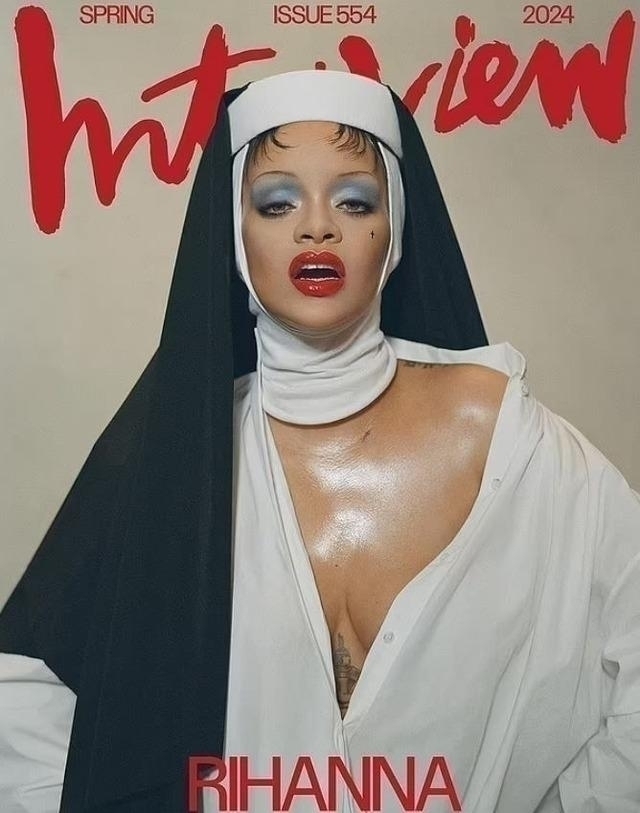 Rihanna'dan İddialı Pozlar! Göğüs Estetiği İtirafı