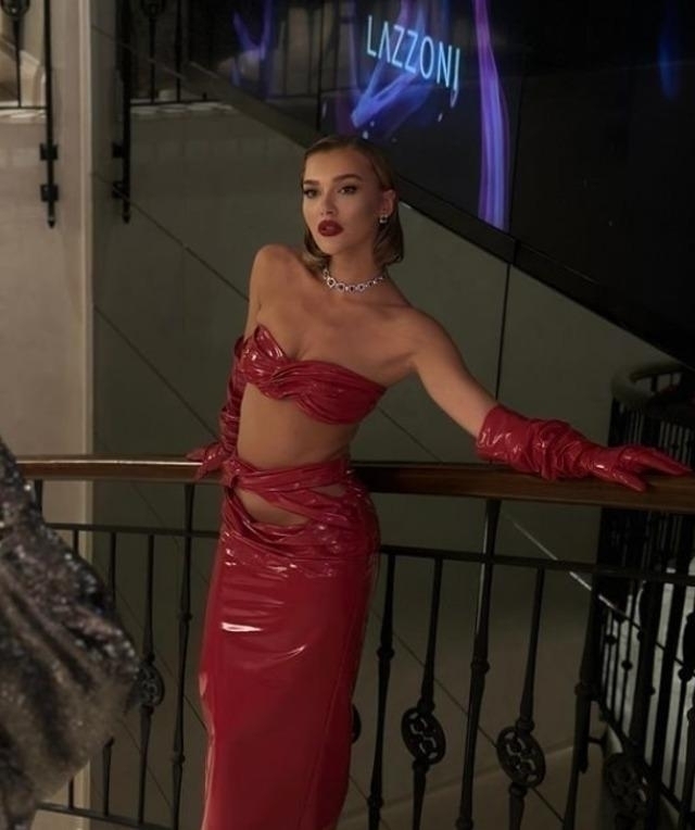 Melisa Döngel'in Kırmızılar İçindeki Tarzı Olay Yarattı