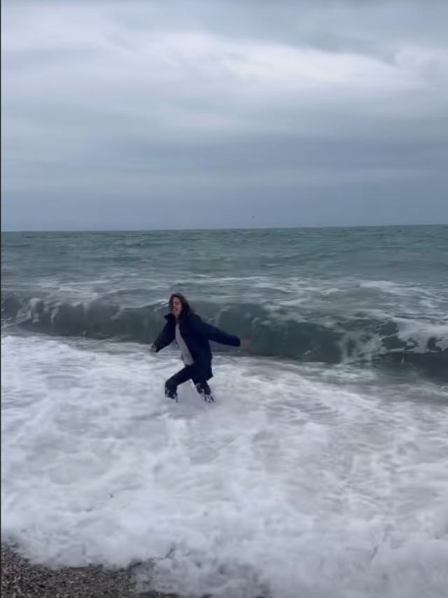 Melis Sezen, Soğuk Havaya Aldırmadan Denize Girdi!