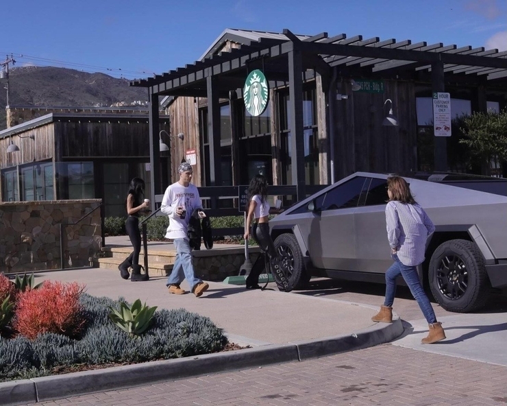 Kim Kardashian'ın 100 Bin Dolarlık Tesla Cybertruck'ıyla Kahve Molası
