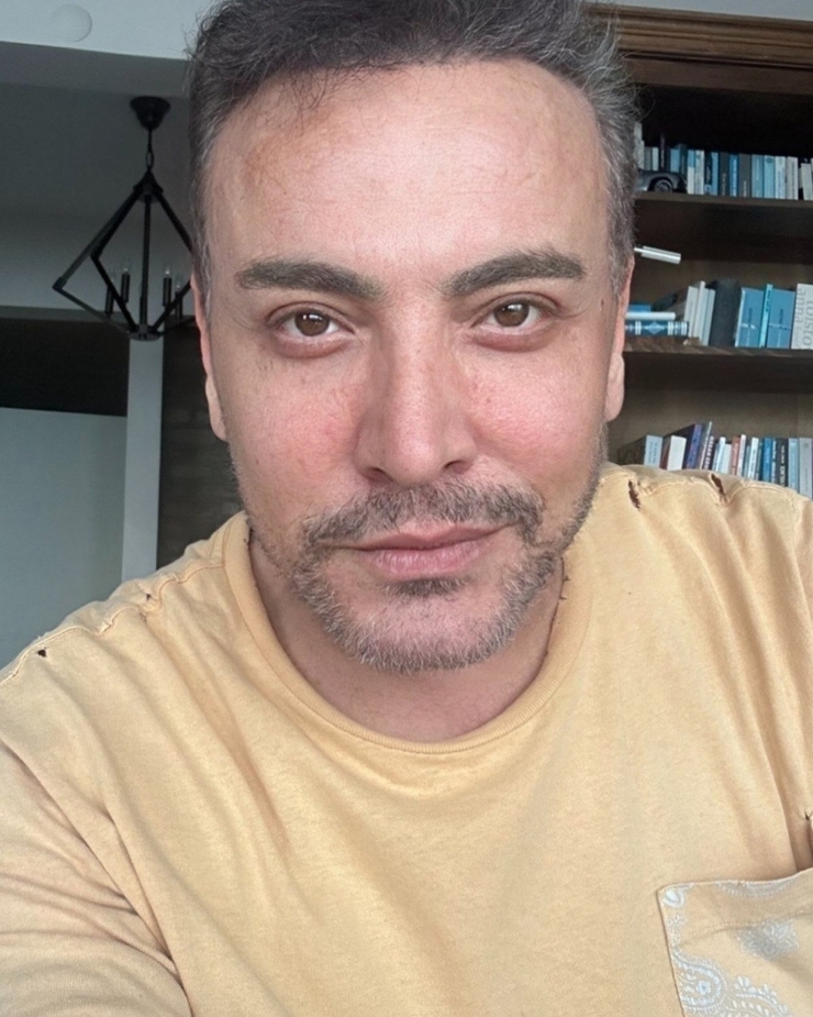 Şarkıcı Cenk Eren'den Üzücü Sağlık Haberi: Retina Yırtığı Ameliyat Edilecek