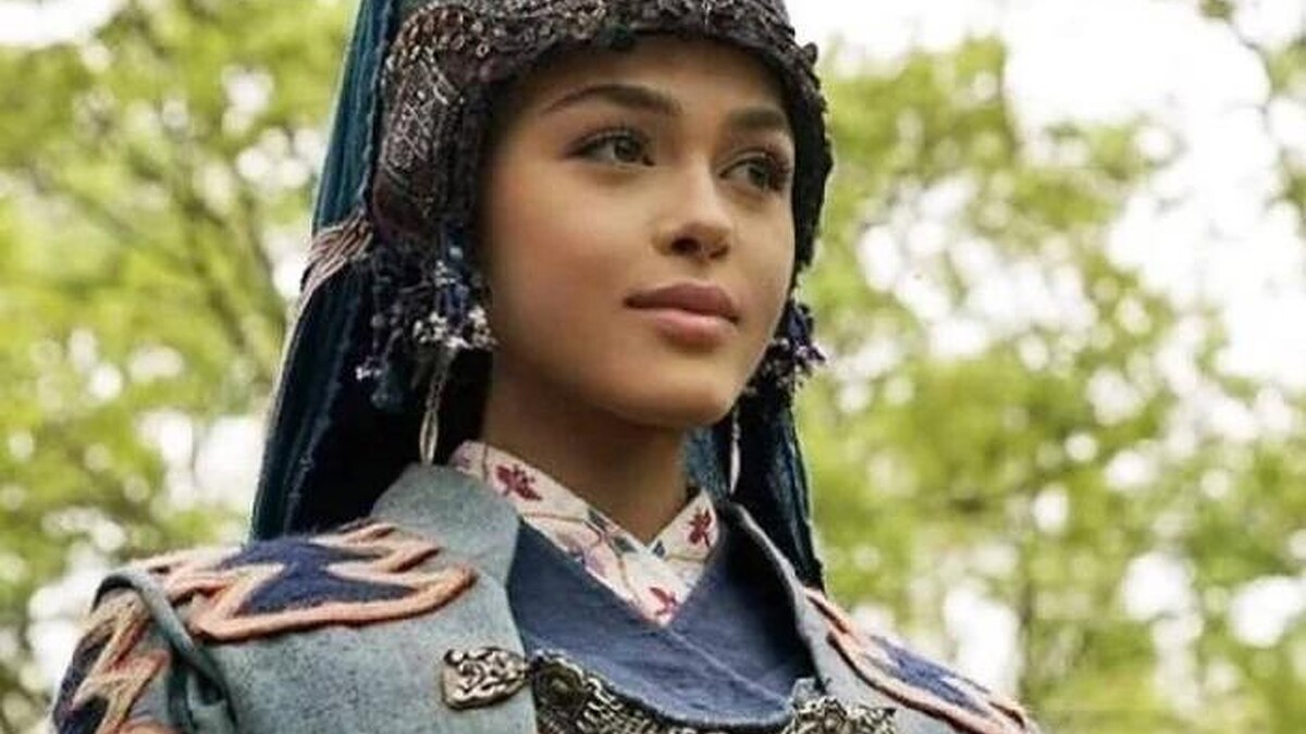 Aslıhan Karalar İngiltere'de İşletme Ve Sosyal Bilimler Bölümlerinden Dereceyle Mezun Oldu!