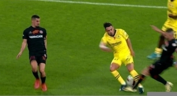 Fenerbahçe – Karagümrük Maçındaki Tartışmalı Kararlar İncelendi