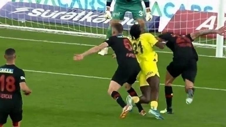 Fenerbahçe – Karagümrük Maçındaki Tartışmalı Kararlar İncelendi