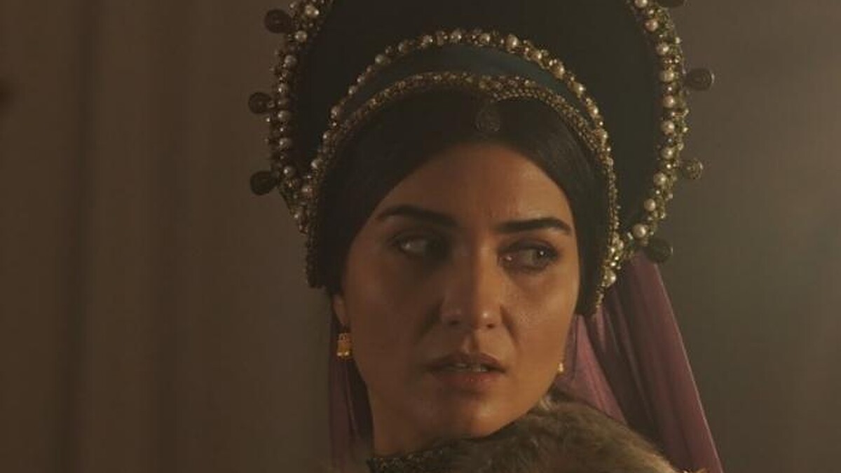 Tuba Büyüküstün'ün Şıklığı Göz Kamaştırdı