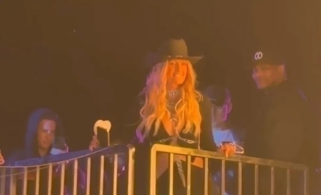 Paris Hilton Ve Taylor Swift Coachella'da Vip Alanında Karşılaştı