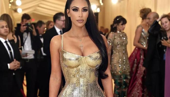 Kim Kardashian, Turks Ve Caicos Adaları'nda Tatilde! Kıvrımlarını Gözler Önüne Serdi