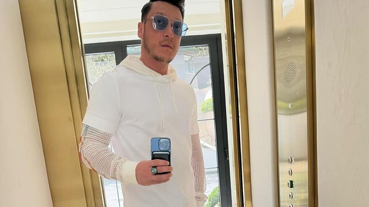 Mesut Özil'den At Üzerinde Türk Değilse Yüktür Notu