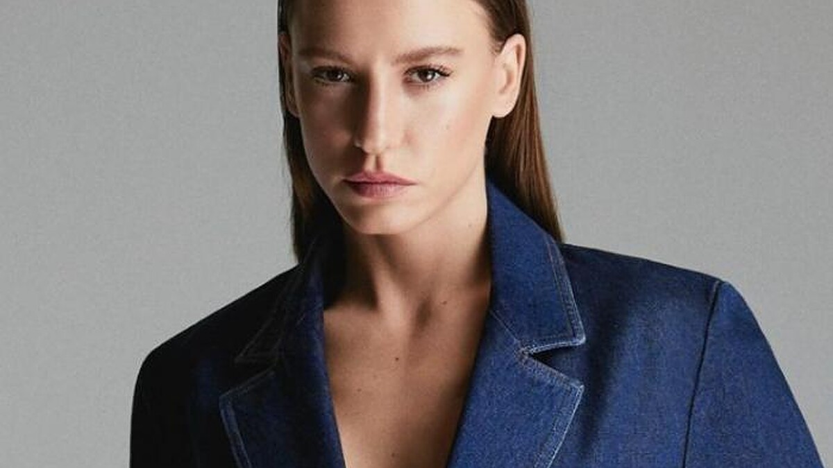 Serenay Sarıkaya, New York'ta Gq Davetinde Şıklığıyla Göz Kamaştırdı