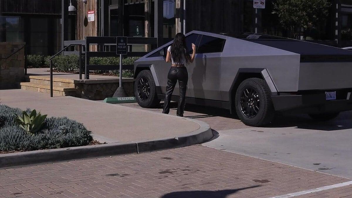 Kim Kardashian'ın 100 Bin Dolarlık Tesla Cybertruck'ıyla Kahve Molası