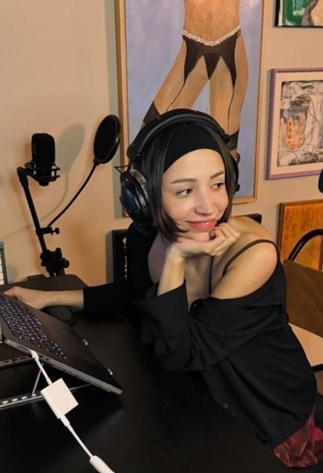 Zeynep Bastık, Dantel Geceliğiyle Sosyal Medyayı Salladı!