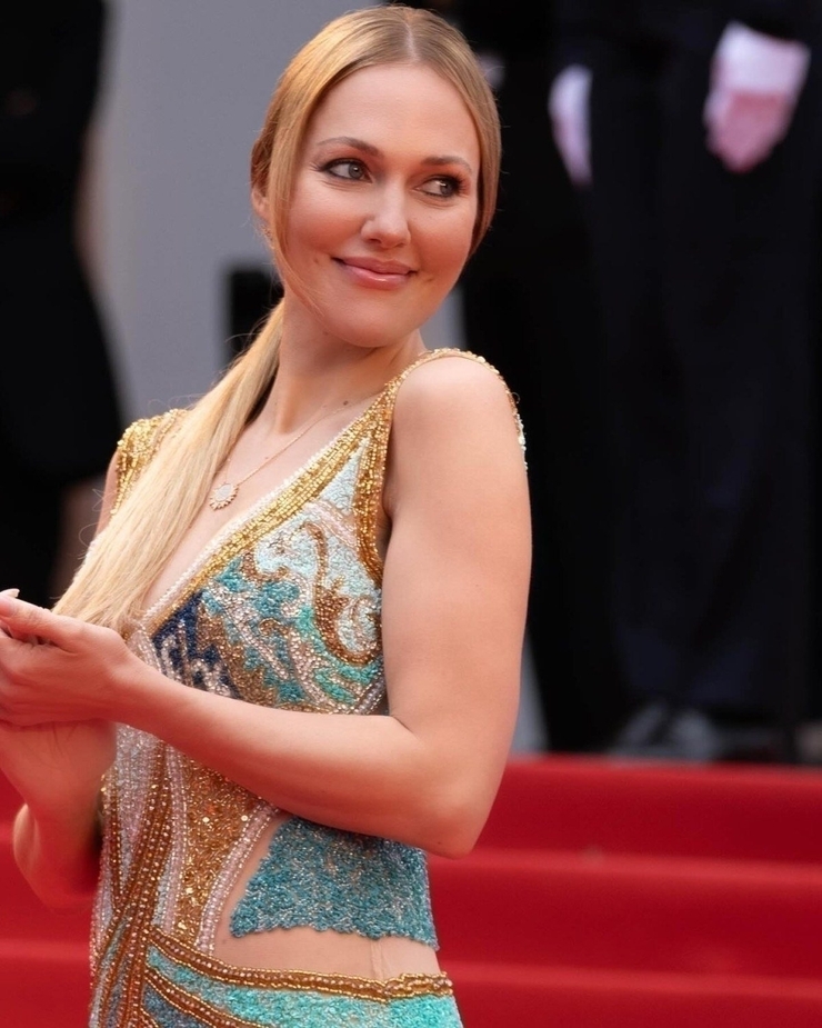 Meryem Uzerli, Renkli Taşlarla Süslenmiş Elbisesiyle Cannes'da!