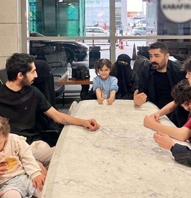 Adalet Sara Hacca Gitti, Ahmet Tatlıses Uğurladı! Ünlüler Yorum Yağmuruna Tutuldu