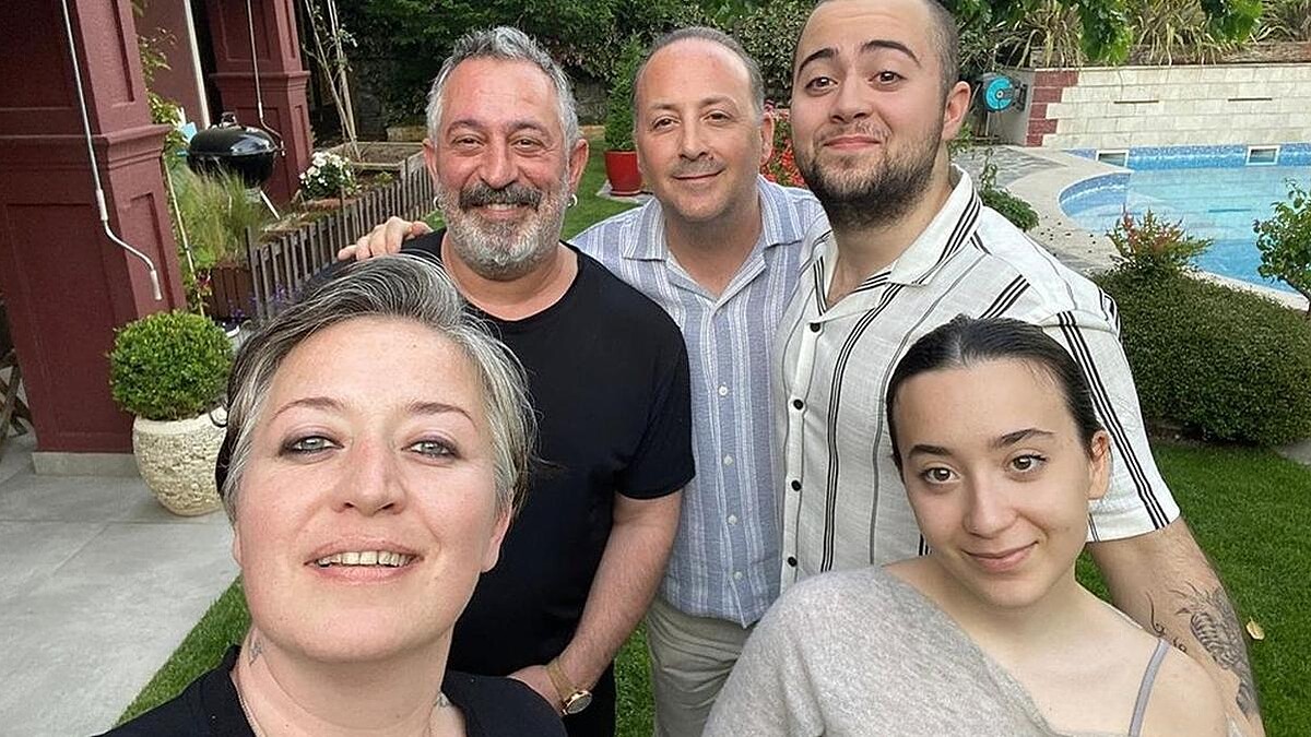 Cem Yılmaz, Kız Kardeşi Özge Yılmaz'ın Doğum Gününü Kutladı