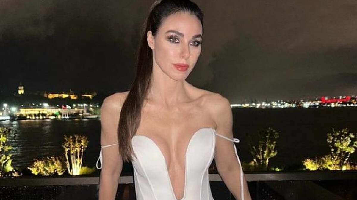 Defne Samyeli'nin Kırmızı Kıyafeti Ve 3 Milyon Tl'lik Mücevheri Olay Yarattı!