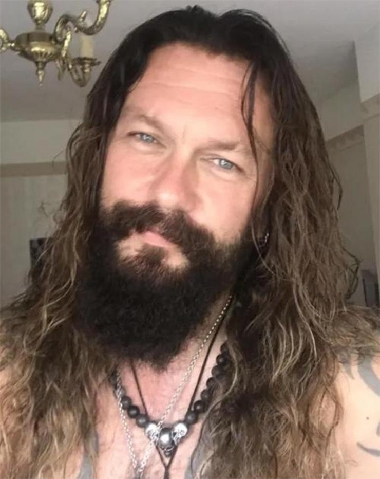 Jason Momoa'ya Benzeyen Müzisyen Ucuzluk Marketlerinde Kadınları Rahat Bırakmıyor