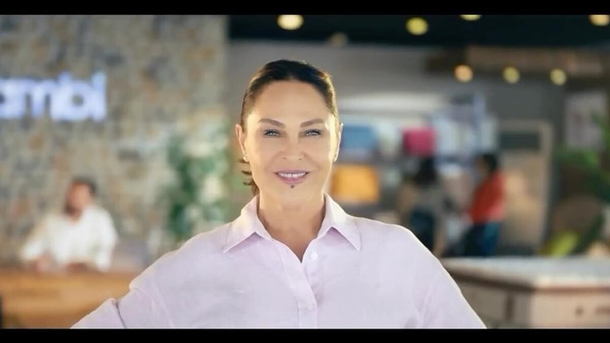 Hülya Avşar Mobilya Markasıyla 50 Milyon Tl'ye Anlaştı