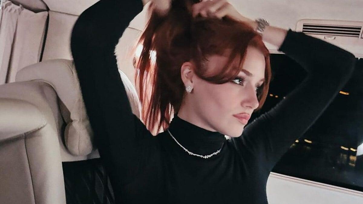 Hande Erçel Modellik Kariyerine Yöneldi