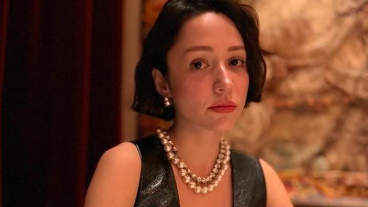 Zeynep Bastık, Dantel Geceliğiyle Sosyal Medyayı Salladı!